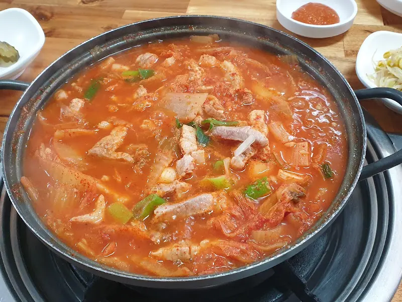보글보글 끓고 있는 김치찌개의 모습