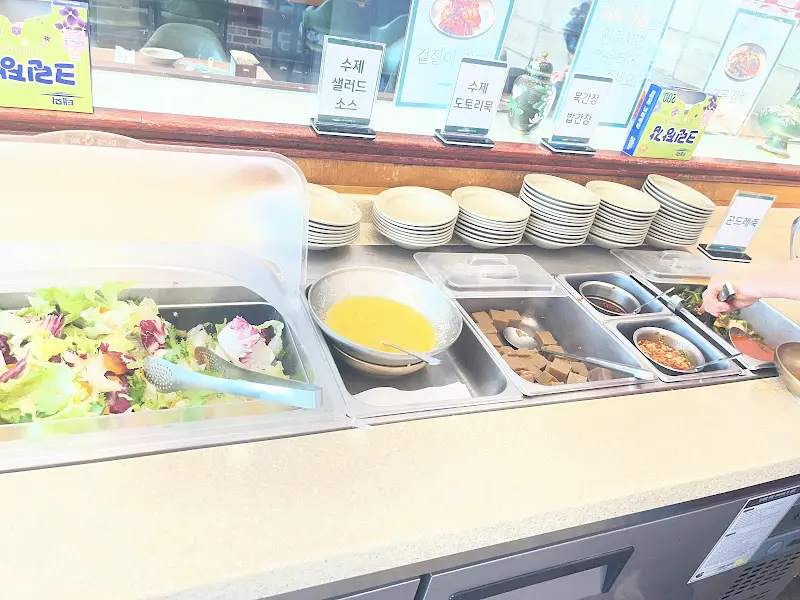 다양한 반찬이 준비된 셀프바