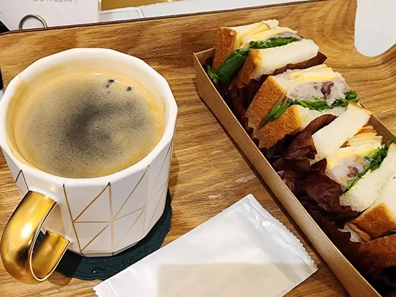 사과 샌드위치와 커피