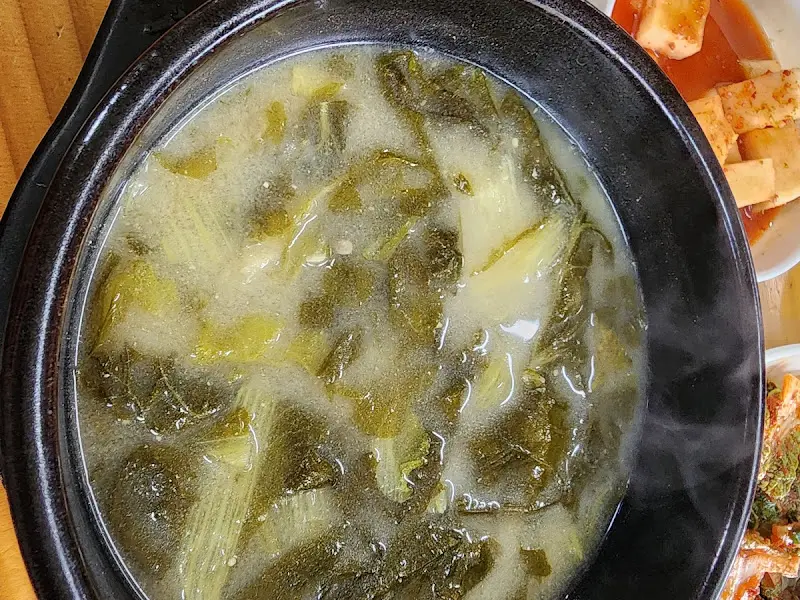 시래기국밥이 담긴 검은 뚝배기
