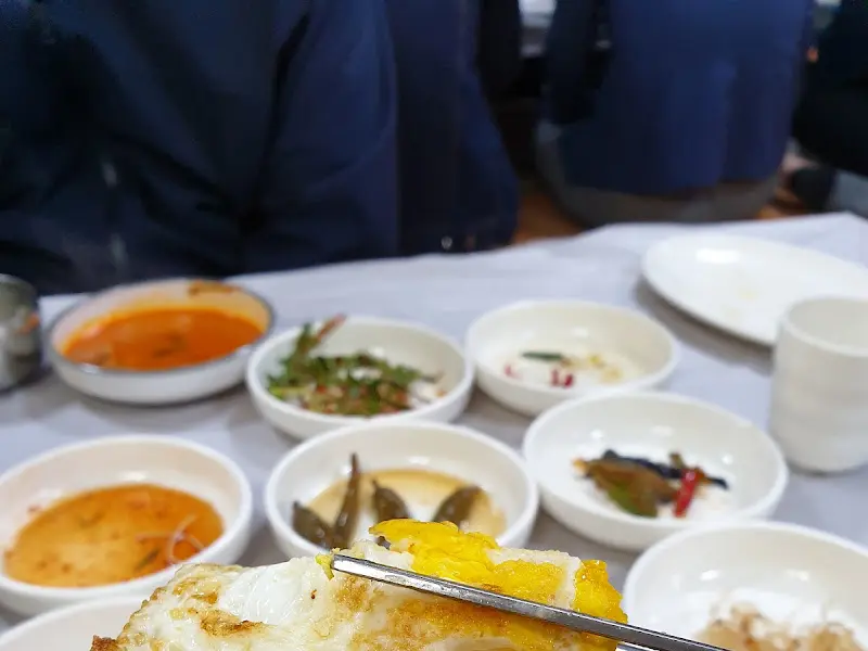 정갈하게 차려진 밑반찬들