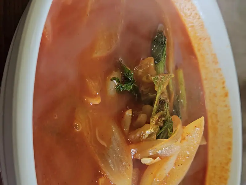 김이 모락모락 나는 짬뽕밥