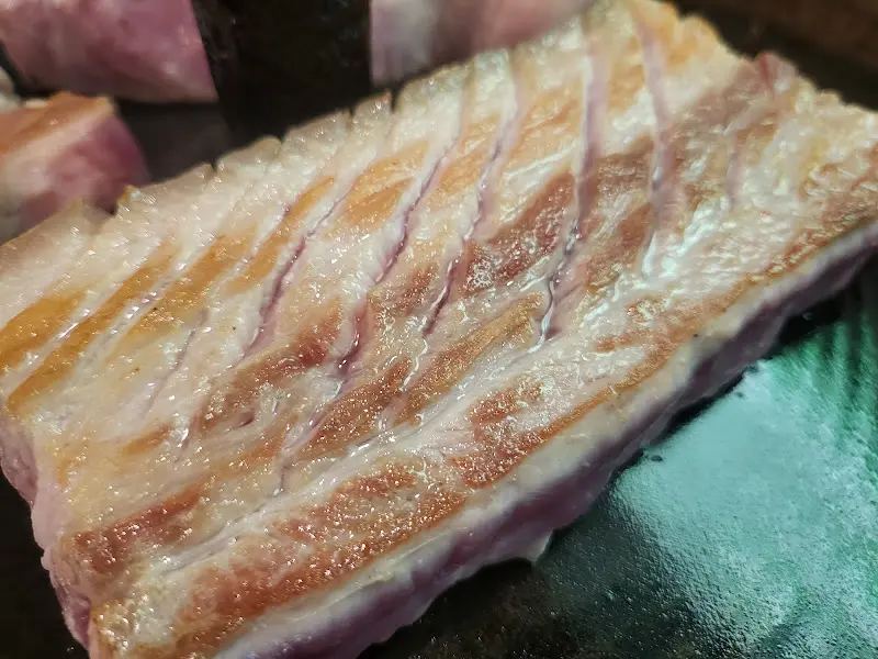 두툼한 삼겹살 단면