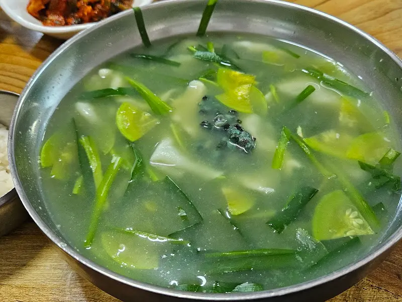 다슬기탕(수제비) 근접 촬영