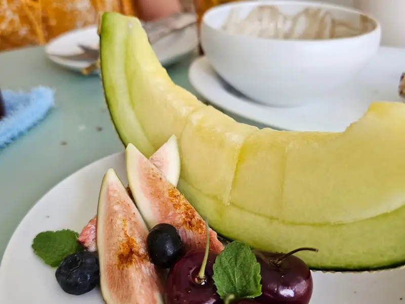 신선한 과일이 가득한 샐러드