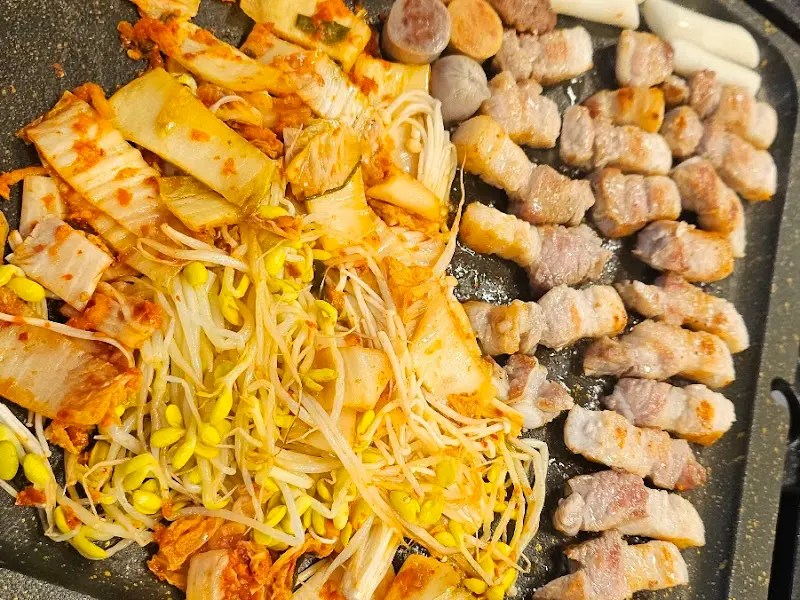 돌판 위에 펼쳐진 볶음밥의 향연