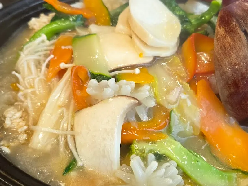 찹쌀누룽지탕 속 다양한 해산물과 채소