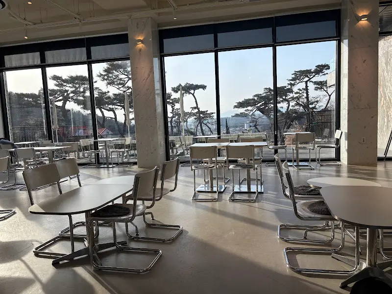 넓은 실내 공간