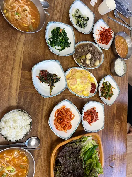 한상 가득 차려진 푸짐한 반찬들