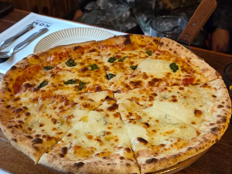 마르게리따와 고르곤졸라 반반 피자