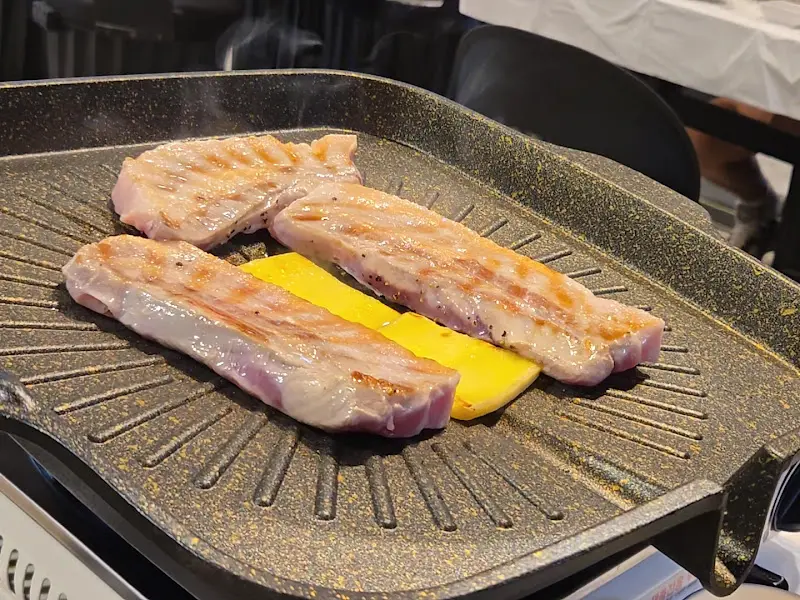 미나리와 함께 구워지는 삼겹살