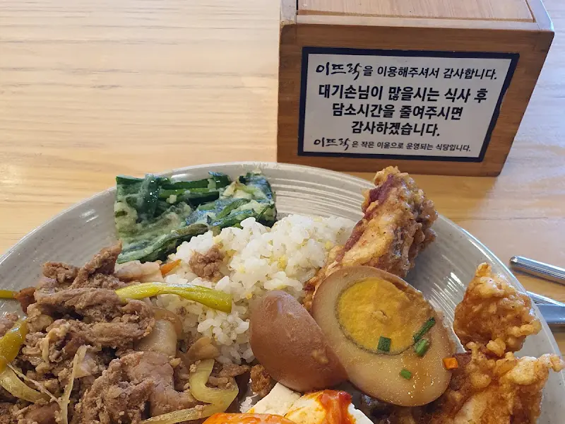 한상 가득 차려진 뷔페 음식