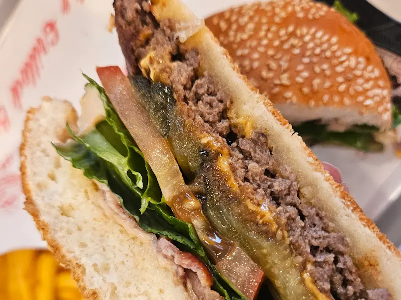 반으로 갈라진 버거리 버거의 단면