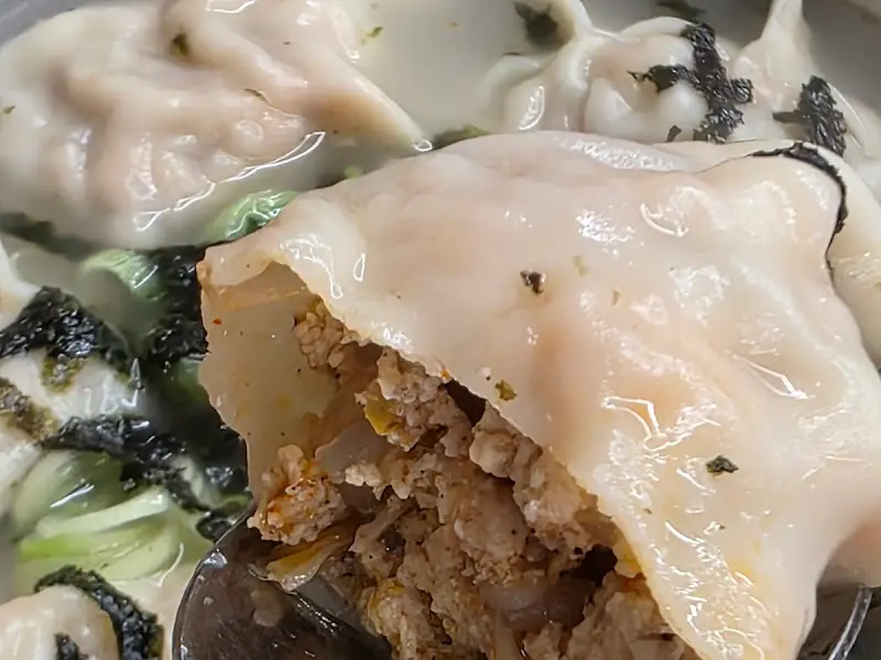 만두 속을 보여주는 클로즈업 샷