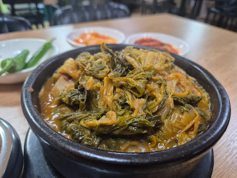 푸짐한 우거지가 인상적인 뼈해장국