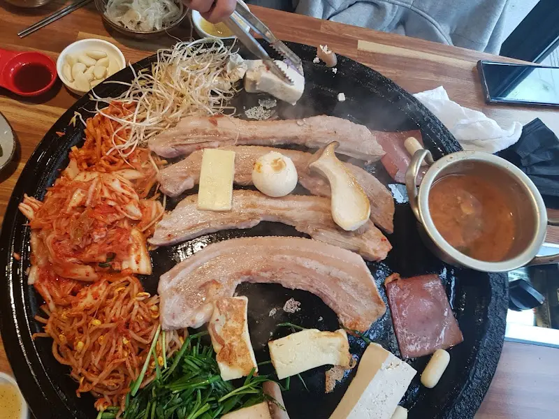 솥뚜껑 위 삼겹살 한 상