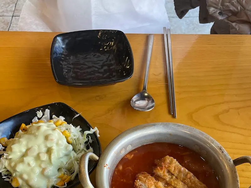 냄비돈까스의 푸짐한 한상차림