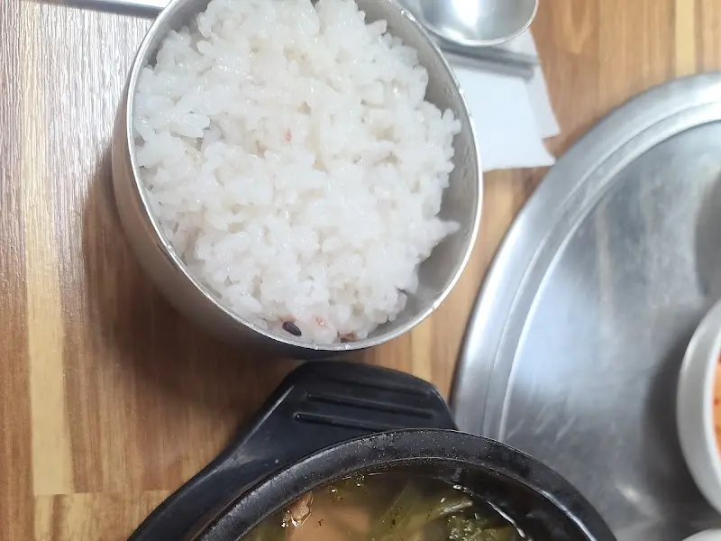 국밥과 밥 한 공기의 조화