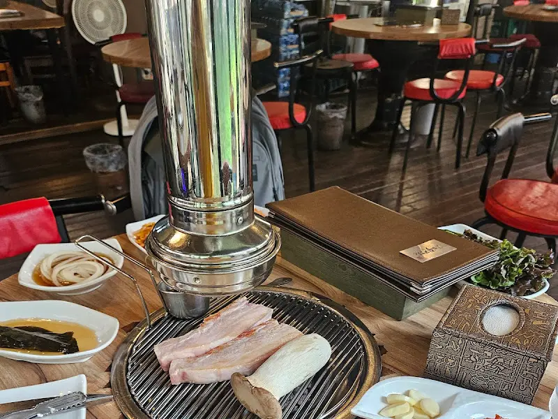 불판 위에서 맛있게 익어가는 오겹살