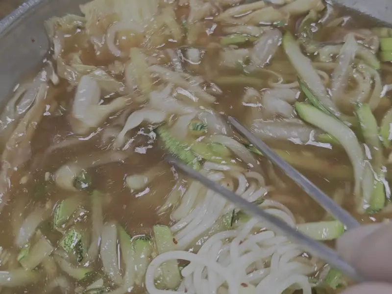 국수에 올려진 애호박