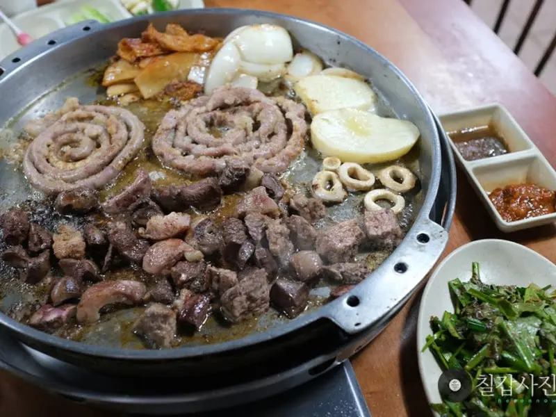 불판 위에서 익어가는 곱창