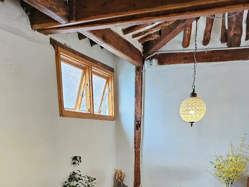 카페 내부의 천장과 조명