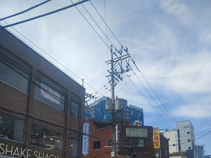 성수동 건물과 전깃줄