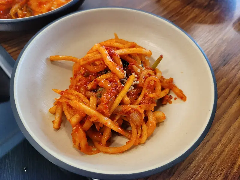 테이블에 놓인 반찬