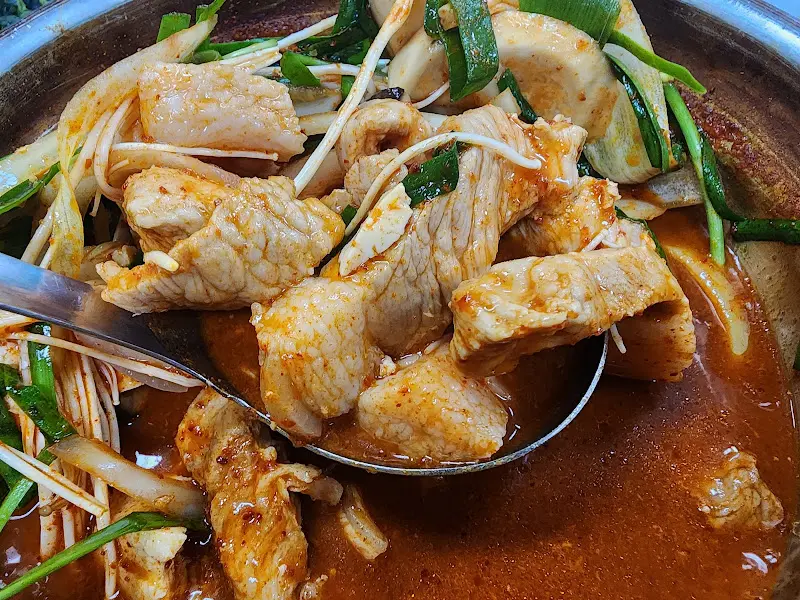 고기가 듬뿍 들어간 짜글이