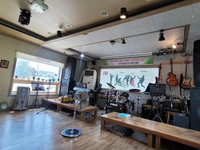 식당 한 켠에 마련된 밴드 장비
