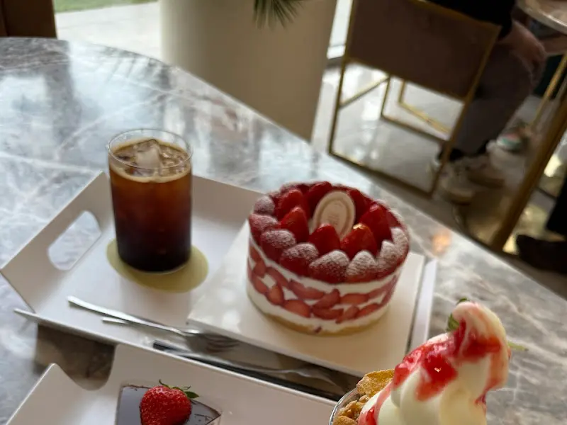 딸기 쇼트케이크와 아이스 아메리카노
