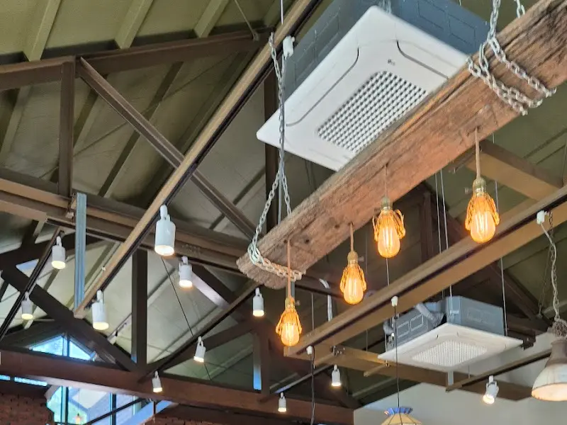 카페 내부 천장