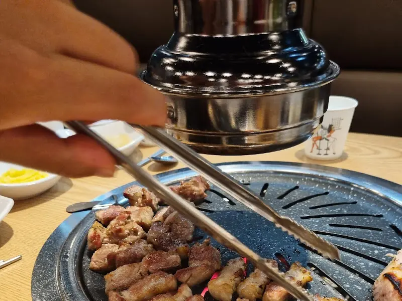 삼겹살 초밥 만드는 모습