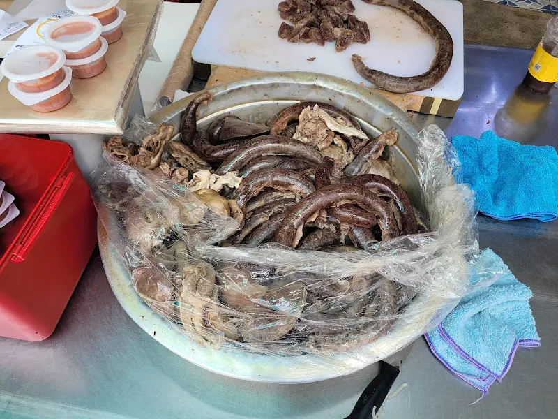 윤기가 흐르는 순대와 내장의 모습