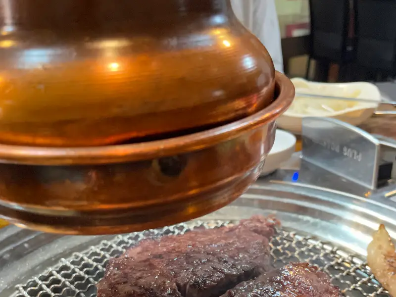 숯불 위에서 익어가는 고기