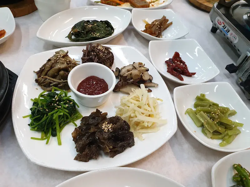 다채로운 반찬들