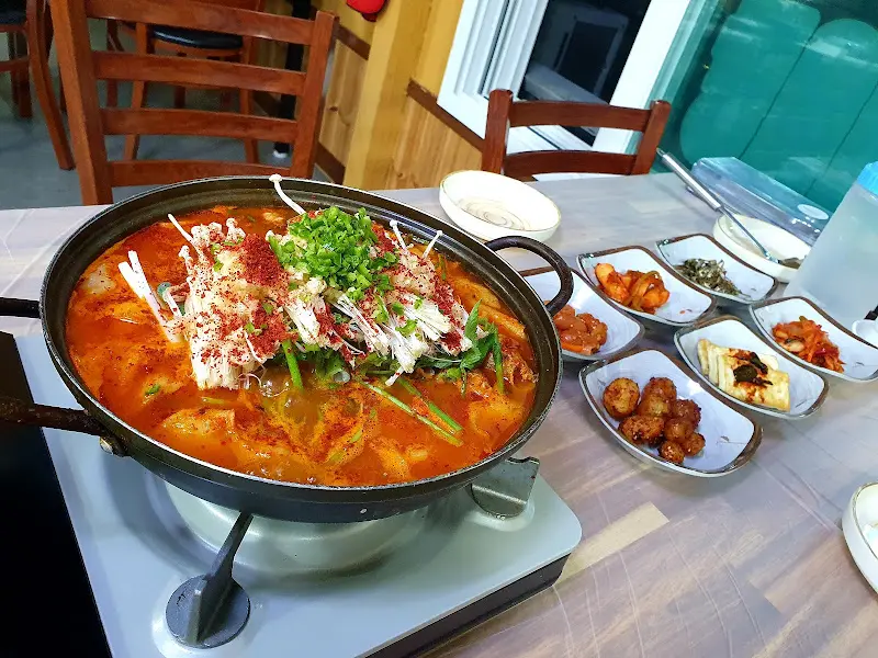 매운탕 위에 수북이 쌓인 채소 고명이 신선함을 더한다.