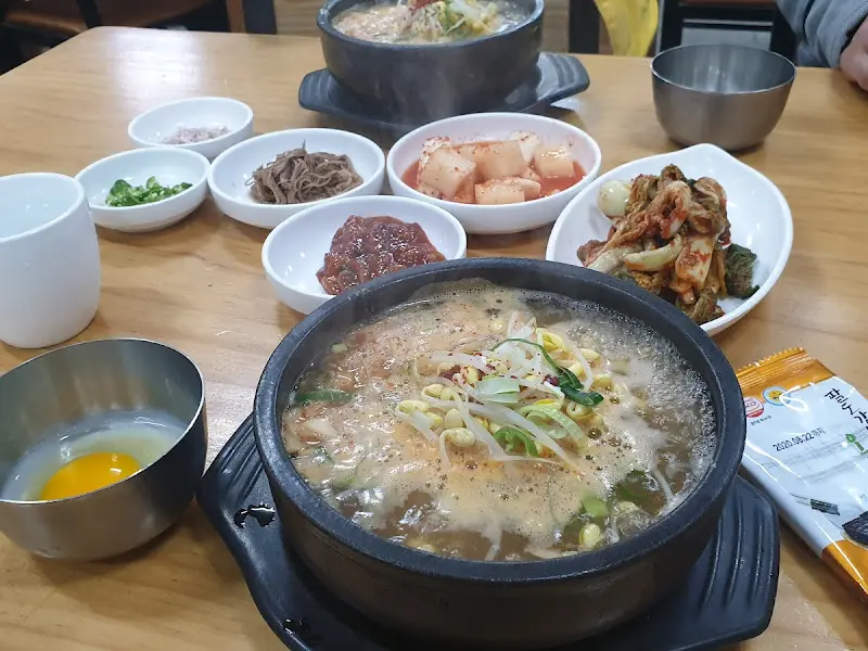 다채로운 밑반찬과 콩나물 국밥