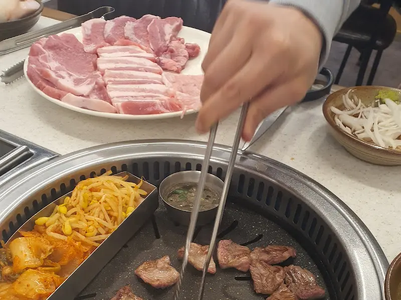 노릇하게 익어가는 삼겹살