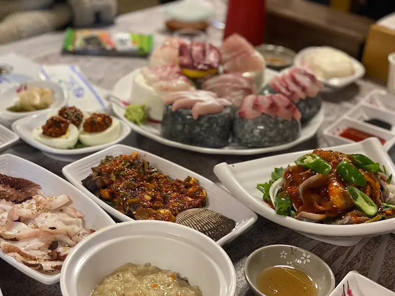 다양한 해산물 요리 한 상 차림