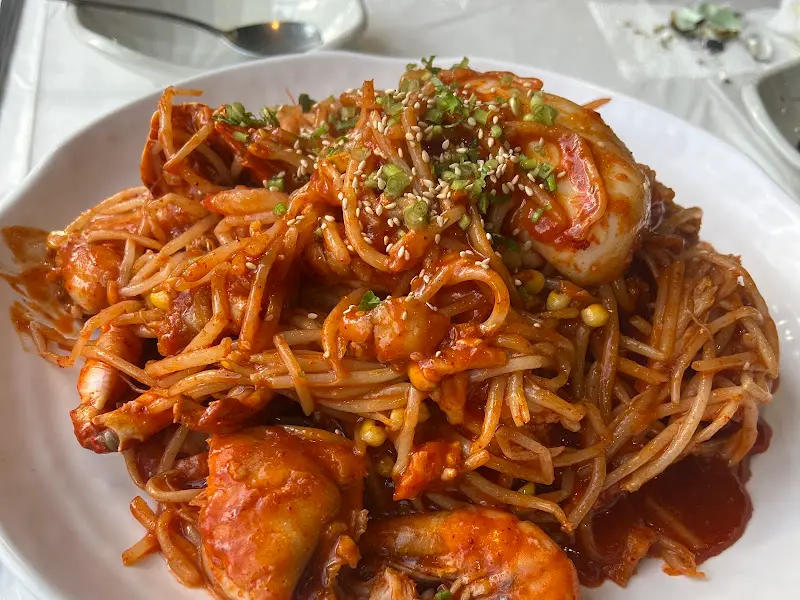 해산물이 가득한 찜 요리