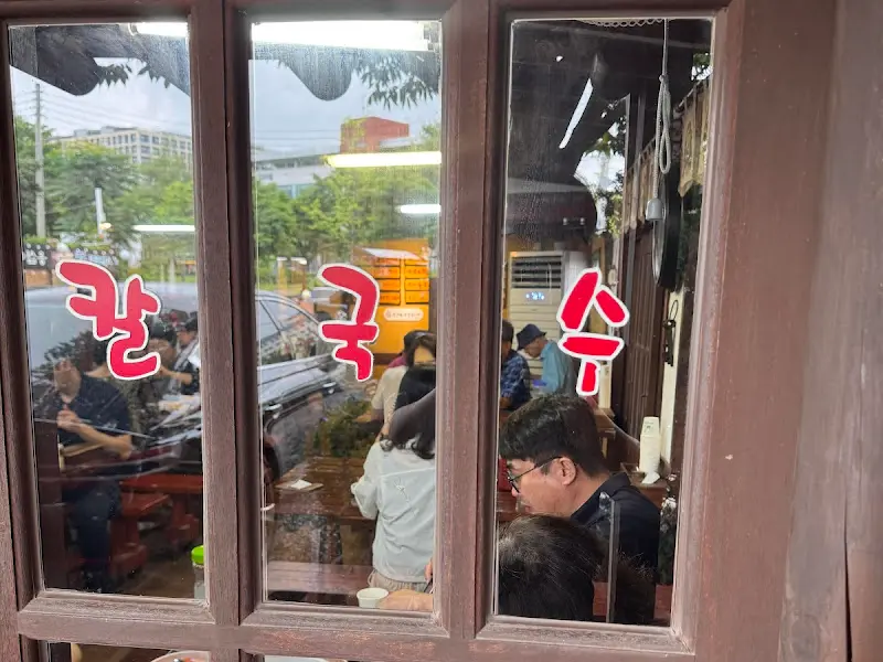 몽촌토성보리밥손칼국수 매장 내부