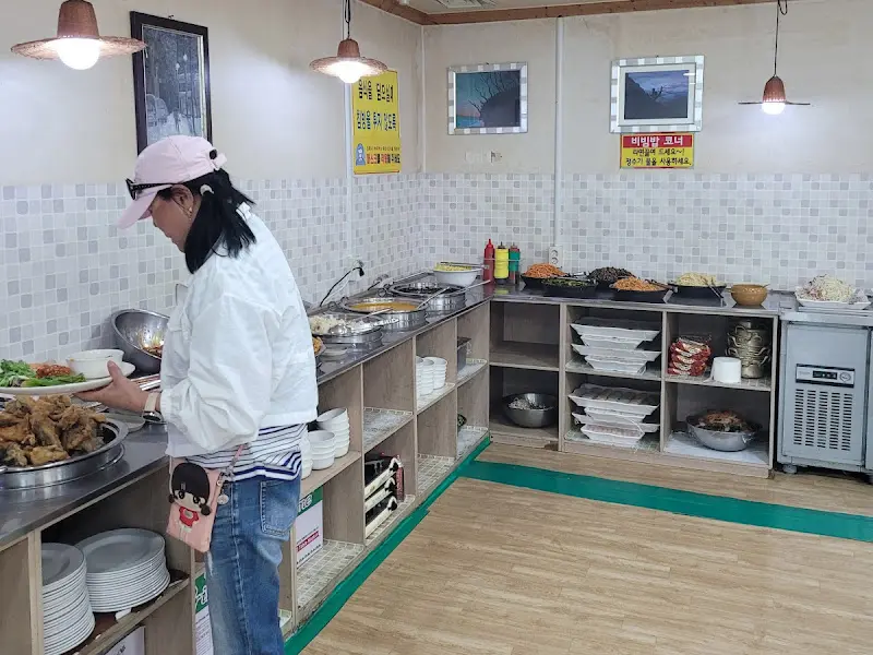 다양한 한식 메뉴가 담긴 뷔페 코너