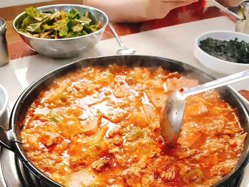 비빔돼지를 맛있게 비비는 모습