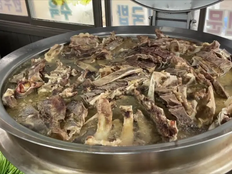 가마솥에서 끓여지는 소머리국밥