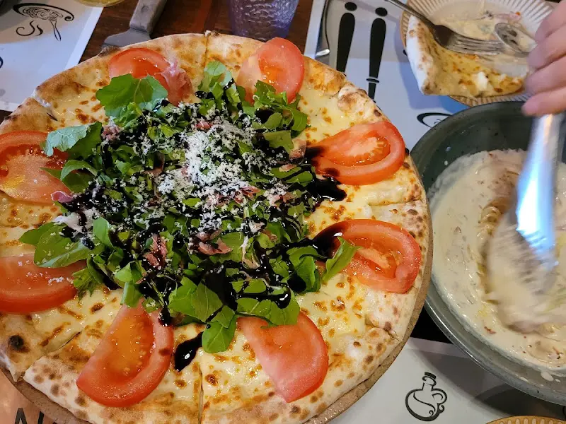 신선한 루꼴라가 올라간 피자