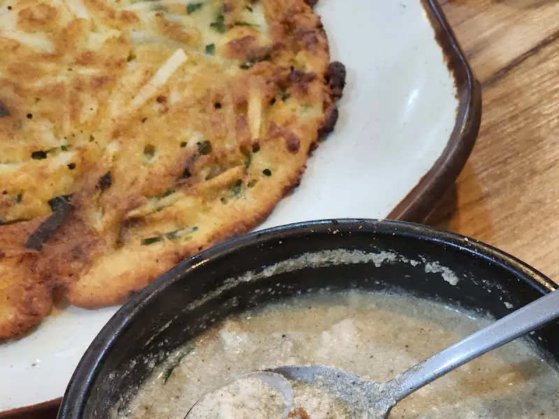 노릇노릇하게 구워진 빈대떡