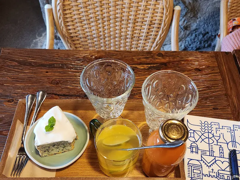 당근 주스와 컵케이크