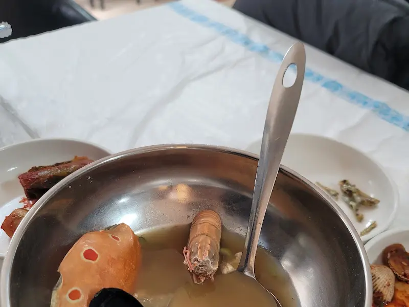 밑반찬으로 나온 게와 딱새우가 들어간 된장찌개의 모습