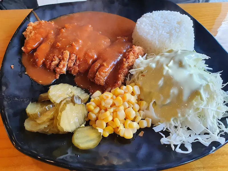 돈까스와 밥, 샐러드의 조화